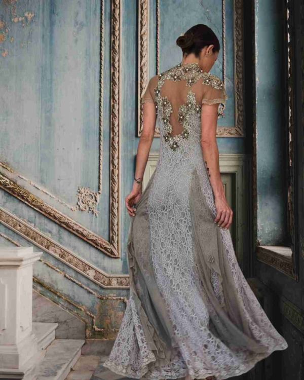 vestido de renda bordado saia nesgas
