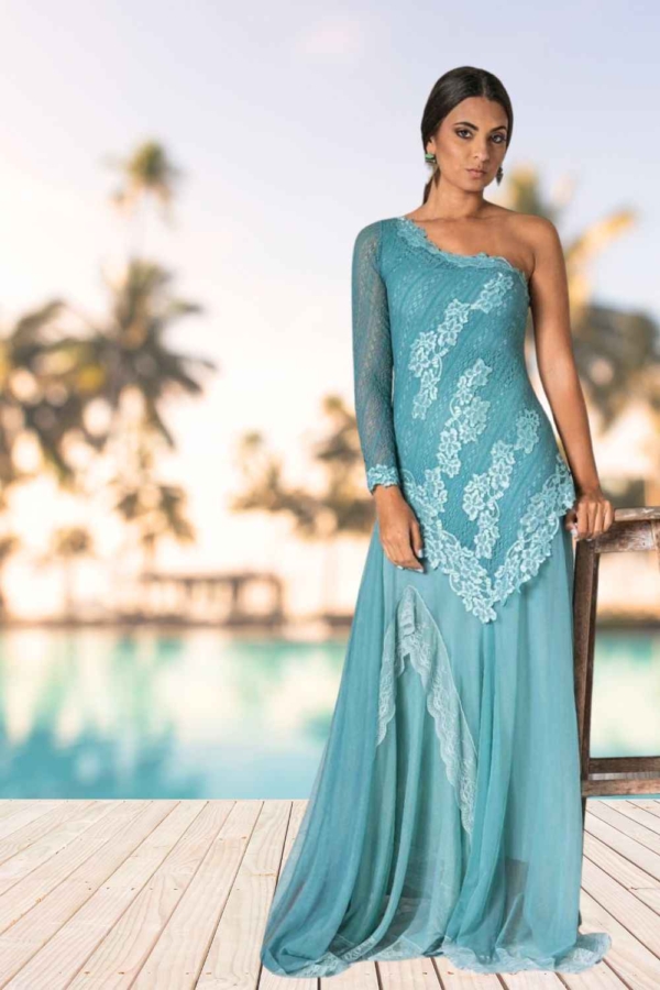 vestido longo de renda uma manga só