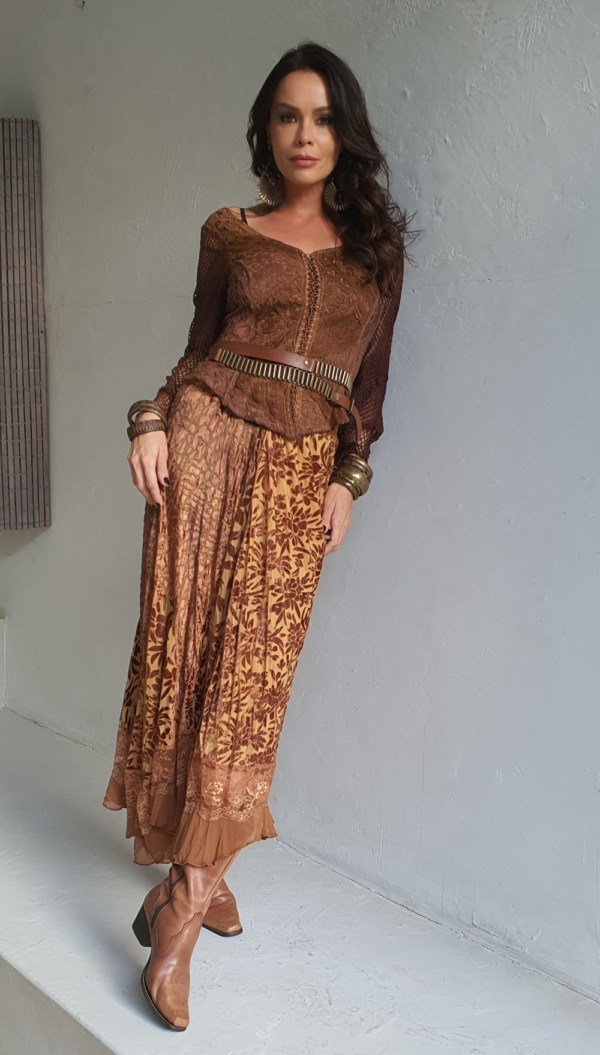 Conjunto de saia devore e blusa botao