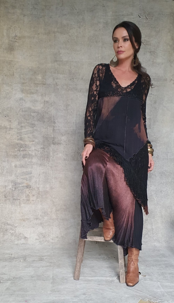 Conjunto saia longa e blusa assimétrica de franjas