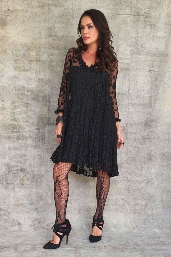 vestido curto manga longa  renda bordada