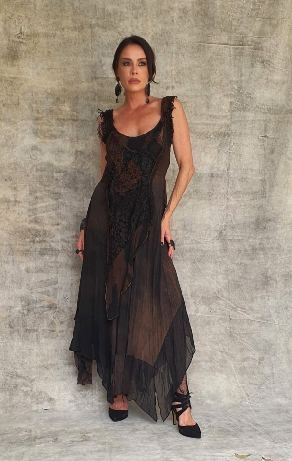 vestido boho chic barrado irregular pontas