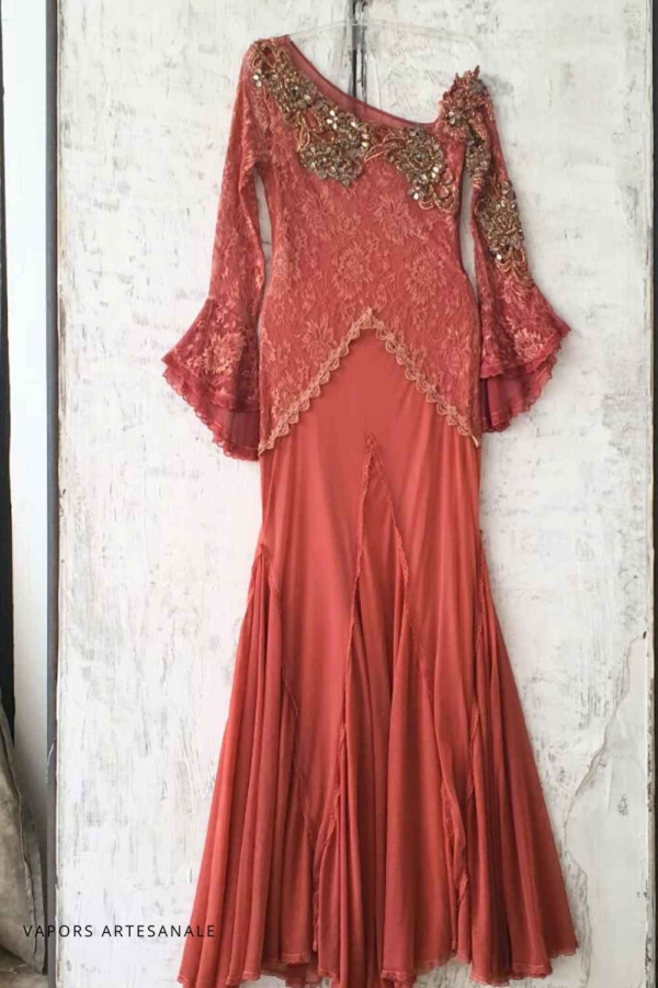 vestido longo de festa bordado manga sino