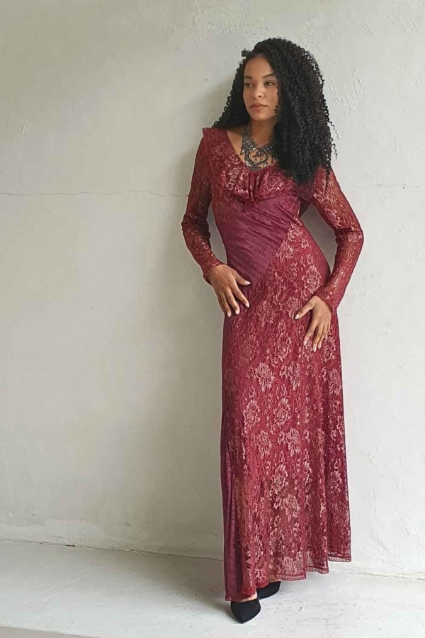 vestido longo renda fio dourado manga longa
