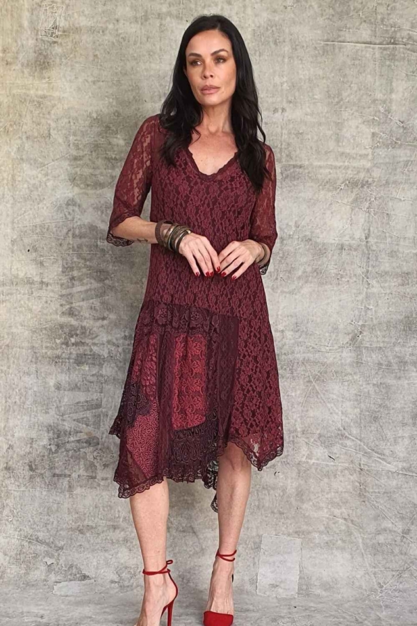 vestido longuete de renda e manguinha