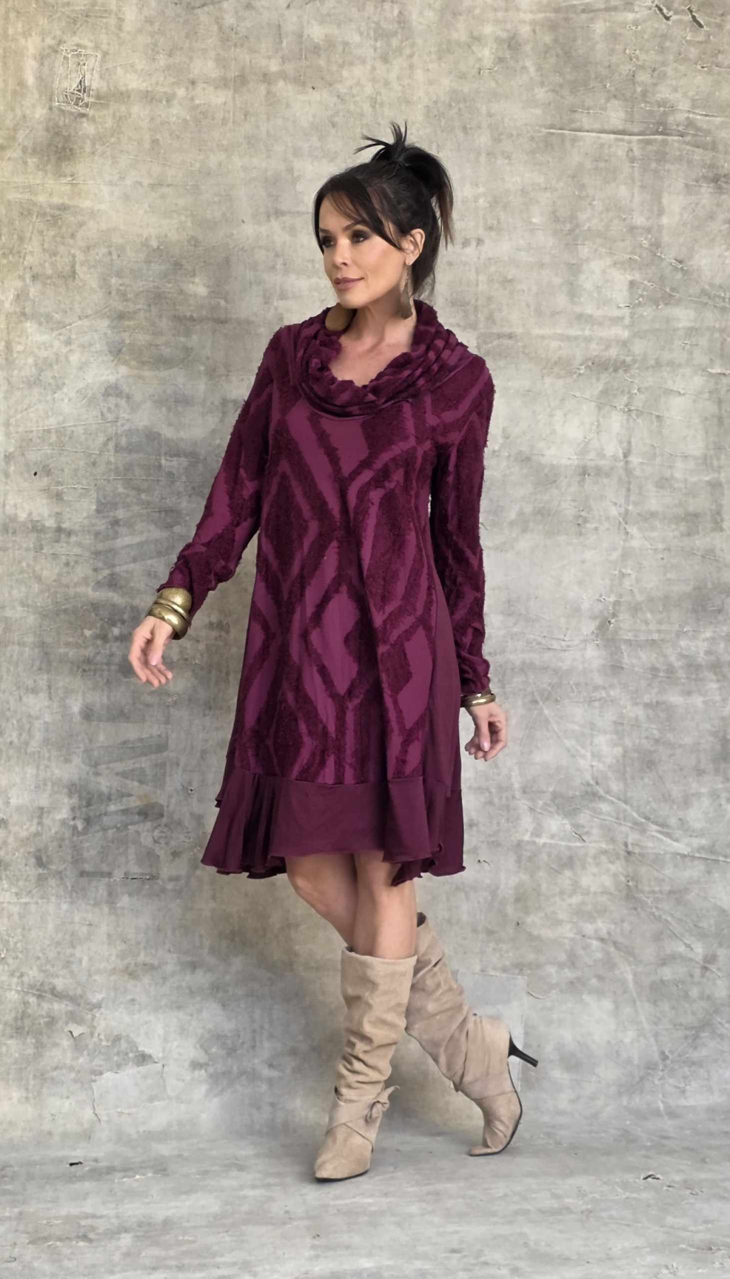 vestido longuete malha pelúcia gola boba - Imagem 4