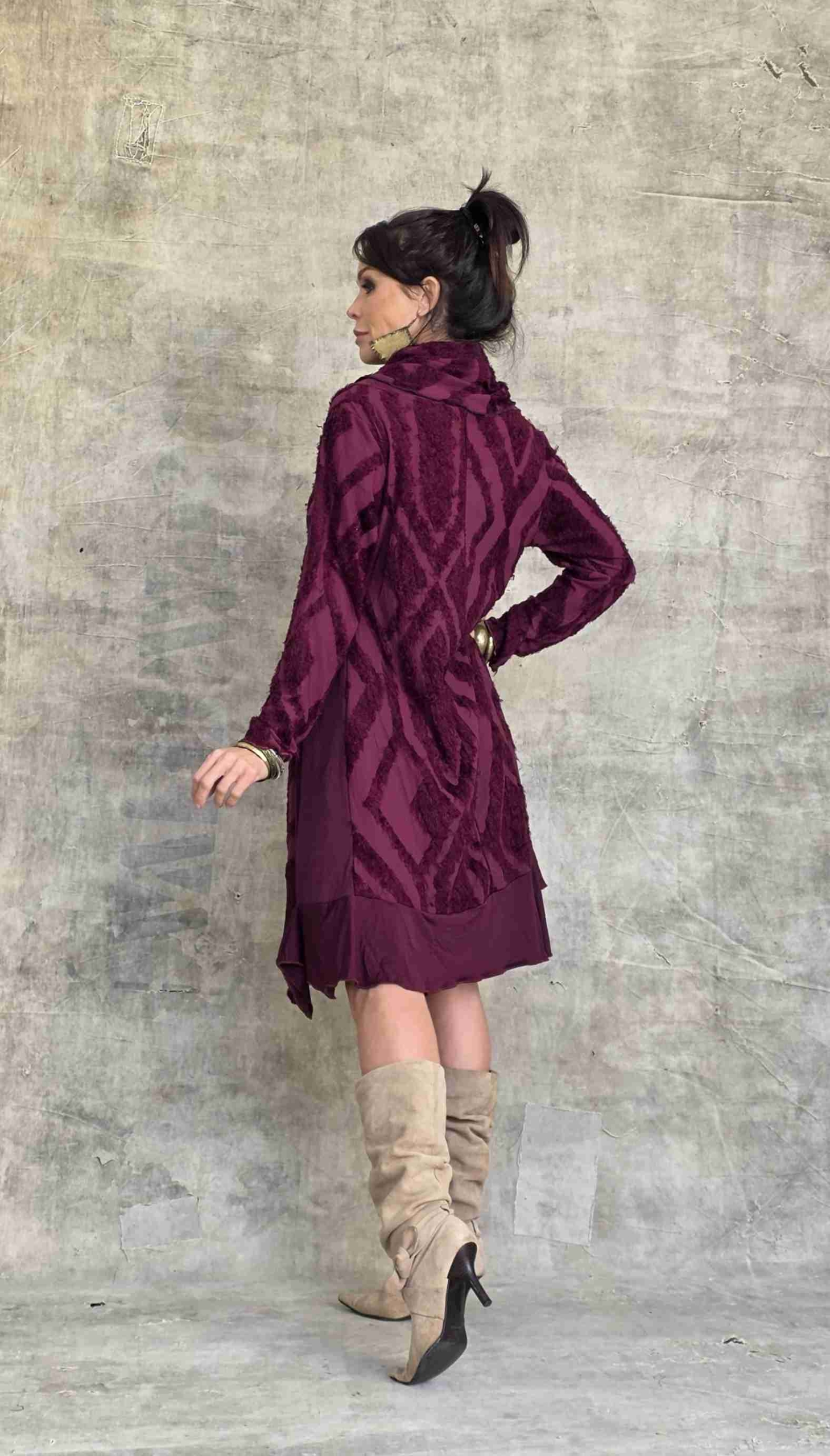 vestido longuete malha pelúcia gola boba - Imagem 7