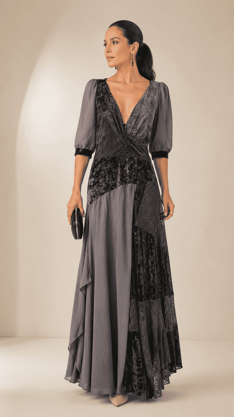 vestido longo detalhe piton broche decote